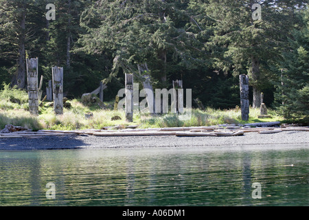 Approccio ai Totem al sito del Patrimonio Mondiale di SGang Gwaay, Canada Foto Stock