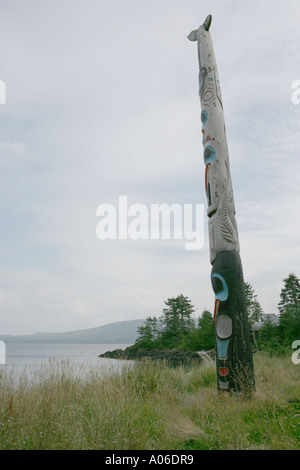 Il Totem Pole sull'ingresso al Museo Skidegate, Haida Gwaii (Queen Charlotte isole), Canada Foto Stock