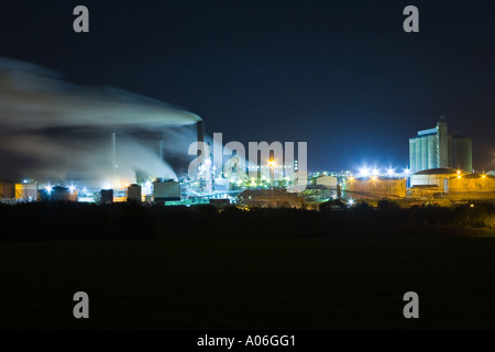 La barbabietola da zucchero di fabbrica di elaborazione durante la notte con il sentiero del vapore con fumo come aspetto a Bury St Edmunds Suffolk REGNO UNITO Foto Stock