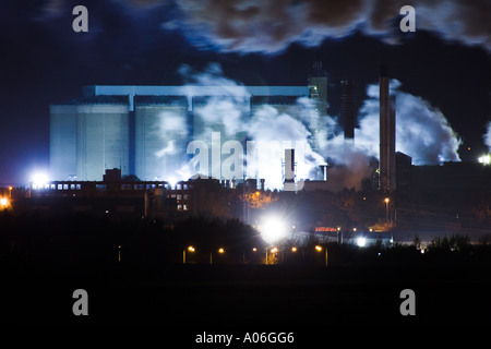 La barbabietola da zucchero di fabbrica di elaborazione durante la notte con il sentiero del vapore con fumo come aspetto a Bury St Edmunds Suffolk REGNO UNITO Foto Stock