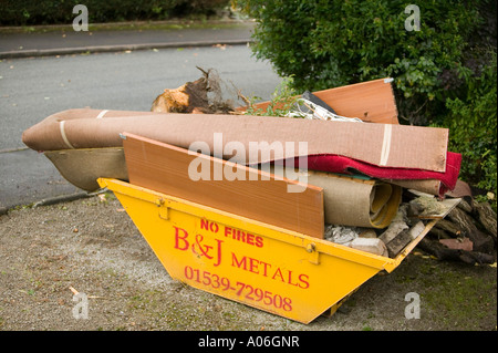 I rifiuti domestici in un salto al di fuori di una casa in fase di ristrutturazione a Ambleside, Cumbria, Regno Unito Foto Stock