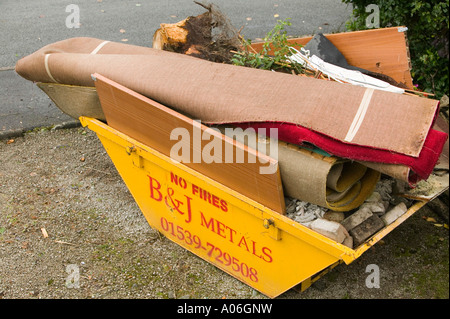 I rifiuti domestici in un salto al di fuori di una casa in fase di ristrutturazione a Ambleside, Cumbria, Regno Unito Foto Stock