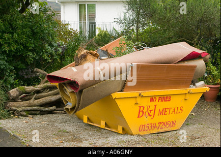 I rifiuti domestici in un salto al di fuori di una casa in fase di ristrutturazione a Ambleside, Cumbria, Regno Unito Foto Stock