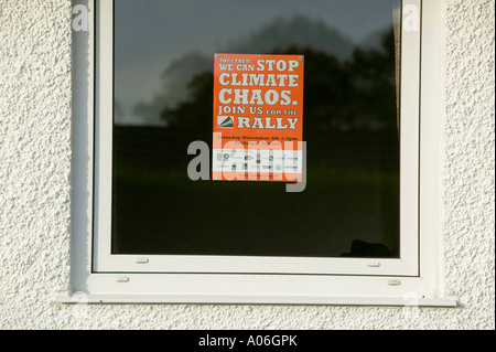 Padrone di casa pubblicità ad un cambiamento climatico rally nella loro finestra, ambleside, cumbria, Regno Unito Foto Stock