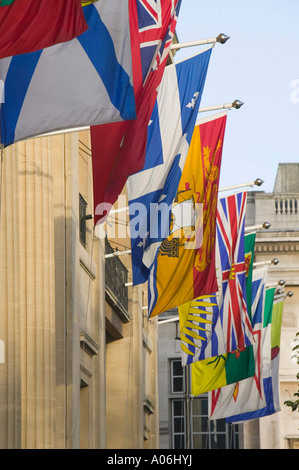 Bandiere fuori l'Ambasciata canadese a Londra, Regno Unito Foto Stock