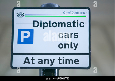Parcheggio per auto diplomatiche solo segno in Grosvenor Square, London, Regno Unito Foto Stock