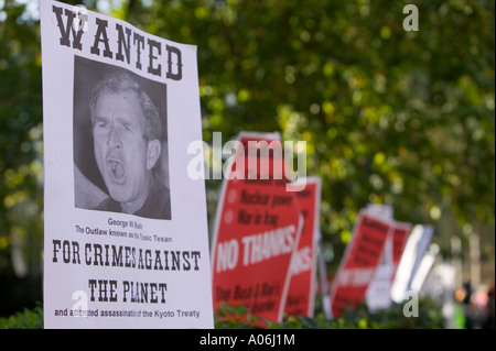 Un anti-Bush poster in conto i cambiamenti climatici nel rally di Londra, Regno Unito Foto Stock