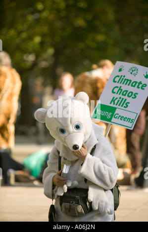 Un protestor vestito come un orso polare in conto i cambiamenti climatici nel rally di Londra, Regno Unito Foto Stock