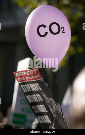 Banner e C02 palloncino in conto i cambiamenti climatici nel rally di Russell Square, London, Regno Unito Foto Stock