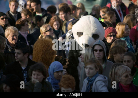 La folla in conto i cambiamenti climatici nel rally di Trafalgar square, London, Regno Unito Foto Stock