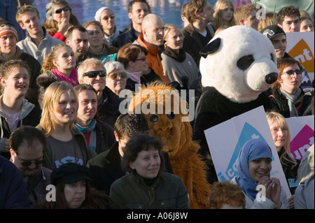 I manifestanti in conto i cambiamenti climatici nel rally di Trafalgar Square, Londra, Regno Unito, nel settembre 2006 Foto Stock