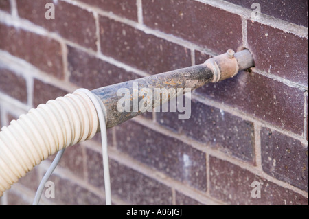 Mettere la cavità parete di isolamento in una casa a Ambleside, Cumbria, Regno Unito Foto Stock