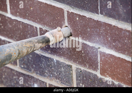 Mettere la cavità parete di isolamento in una casa a Ambleside, Cumbria, Regno Unito Foto Stock