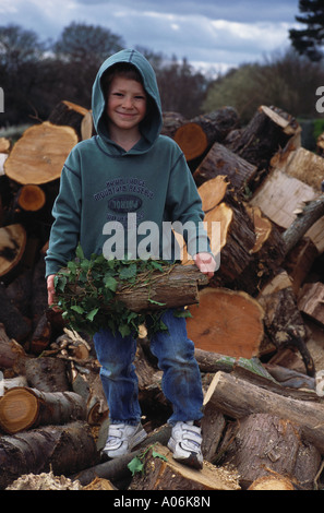 6 anno vecchio ragazzo gioca con un trito di legna da ardere su Wimbledon Common Londra Foto Stock