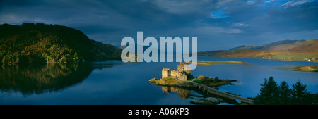 Alba al Castello Eilean Donan Dornie nr Loch Alsh Wester Ross Highlands occidentali della Scozia UK Foto Stock