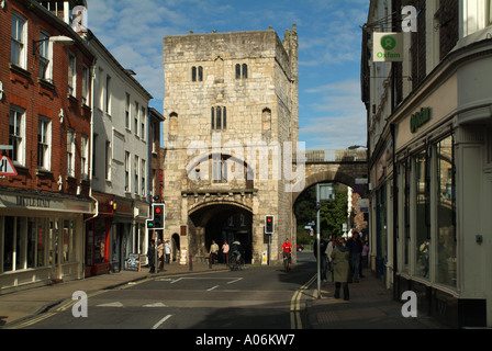 Il sud-ovest della facciata di Monk Bar da Goodramgate, York, England, Regno Unito Foto Stock