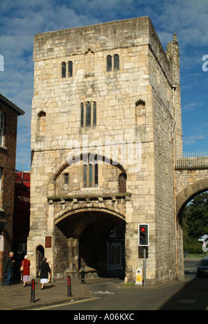 Il sud-ovest della facciata di Monk Bar da Goodramgate, York, England, Regno Unito Foto Stock