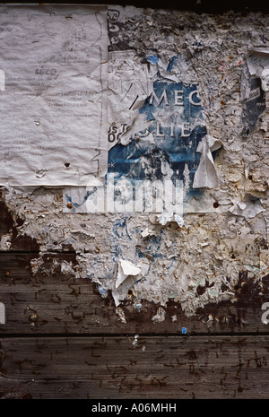 Manifesti stracciati sulla parete del bus shelter Repubblica Ceca Foto Stock