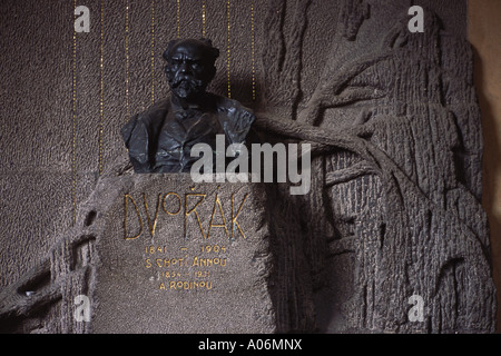 Tomba ed il busto di Antonin Dvorak cimitero di Vysehrad Praga Foto Stock