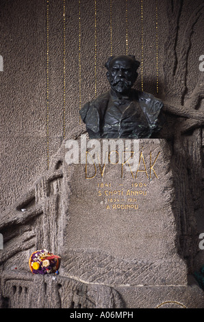 Tomba ed il busto di Antonin Dvorak cimitero di Vysehrad Praga Foto Stock