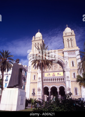 A Tunisi il XIX secolo cattedrale di san Vincenzo de' Paoli e statua di Ibn Khaldun filosofo islamico Tunisia Africa del Nord Foto Stock