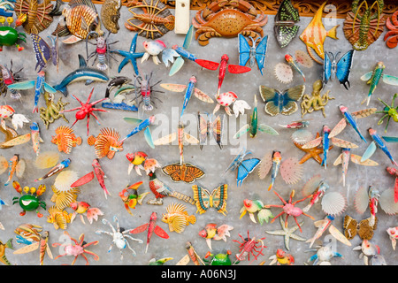 Magneti per il frigo sul visualizzatore in corrispondenza di un souvenir di stallo di mercato, Hat Chaweng , Ko Samui, Thailandia. Foto Stock