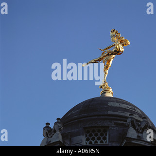 Statua dorata sopra Bank of England City of London REGNO UNITO Foto Stock