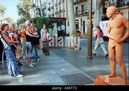 Barcellona Spagna artisti di strada sui principali parade Las Ramblas COPYRIGHT GEORGE PHILIPAS DIRITTI MORALI ASSERITO Foto Stock