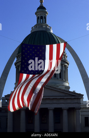 Il vecchio Palazzo di Giustizia di San Louis con l'arco e la bandiera americana Foto Stock