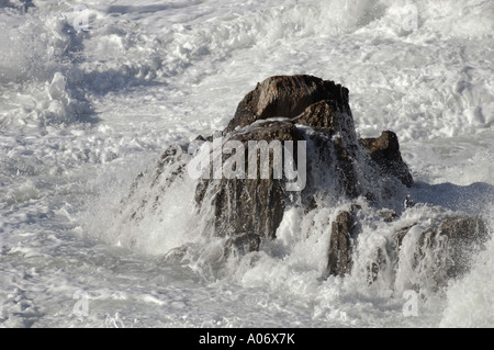 Il mare in tempesta Sud pila Isola Santa Wales UK Foto Stock