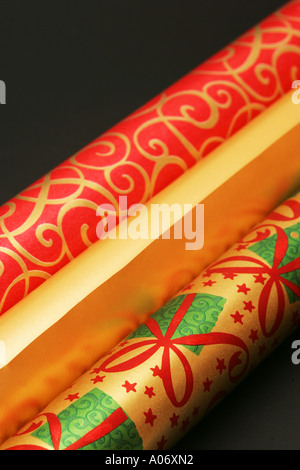 Rotoli di stagione di festa di Natale regalo di Natale presente carta di avvolgimento con sfondo nero greeting card camera dell'immagine per il testo Foto Stock