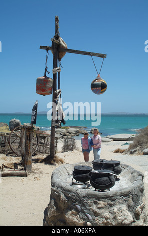 Gli ospiti clienti presso il ristorante e bar sulla spiaggia Langebaan costa ovest sud Africa RSA pentole di cottura Foto Stock