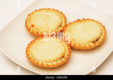 Primo piano della 3 tre tradizionali torte di carne macinata su una piastra bianca, stagionale tradizionale festa di Natale Natale snack alimentare in Gran Bretagna REGNO UNITO Foto Stock