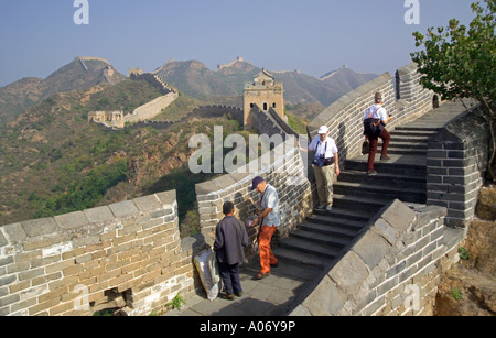 Tourist pagando la gente del posto per la Grande Muraglia a Jinshanling Foto Stock