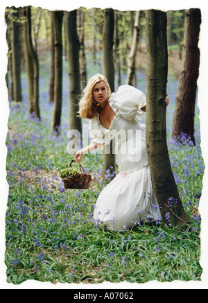 Ragazza in un Bluebell Wood Foto Stock