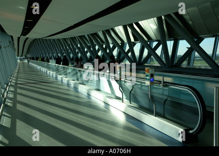 Passeggeri a piedi acccross nuovo passeggero passerella ponte al gate degli aeromobili presso l'aeroporto di gatwick England Regno Unito Foto Stock