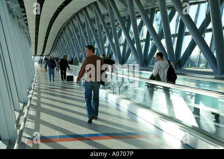 Passeggeri a piedi acccross nuovo passeggero passerella ponte al gate degli aeromobili presso l'aeroporto di gatwick England Regno Unito Foto Stock