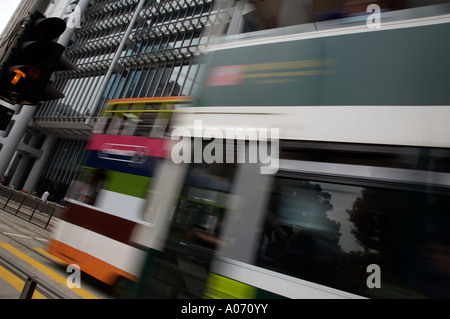Graphic shot di offuscata spostando il tram che passa la RAS di Hong Kong e Shanghai Bank Building a Hong Kong per il distretto centrale fareast asia Foto Stock