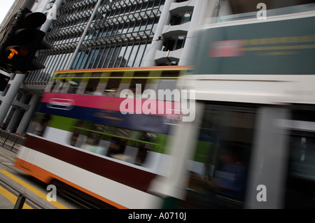 Graphic shot di offuscata spostando il tram che passa la RAS di Hong Kong e Shanghai Bank Building a Hong Kong per il distretto centrale fareast asia Foto Stock