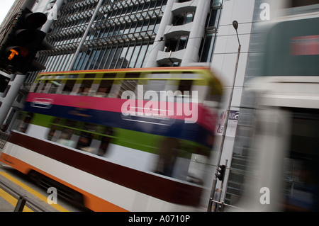 Graphic shot di offuscata spostando il tram che passa la RAS di Hong Kong e Shanghai Bank Building a Hong Kong per il distretto centrale fareast asia Foto Stock