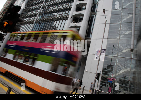 Graphic shot di offuscata spostando il tram che passa la RAS di Hong Kong e Shanghai Bank Building a Hong Kong per il distretto centrale fareast asia Foto Stock