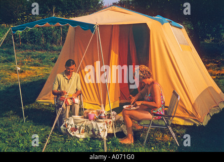 "Giovane campeggio in un campo, il 'Lake District', ^1963' Foto Stock