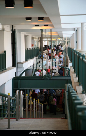 I passeggeri scendono dal traghetto Star a new star ferry terminal in hong kong fareast asia primo giorno di apertura Foto Stock