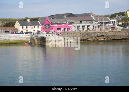 Kilronan porto e villaggio, Inishmore, Isole Aran, County Clare, Irlanda Foto Stock