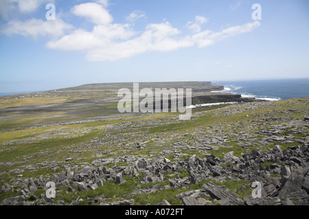 Vista su Inishmore da Dún Aengus fort Inismore, Isole Aran, County Clare, Irlanda Foto Stock