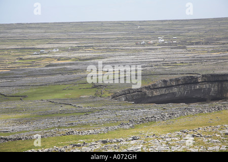 Vista su Inishmore da Dún Aengus fort Inismore, Isole Aran, County Clare, Irlanda Foto Stock