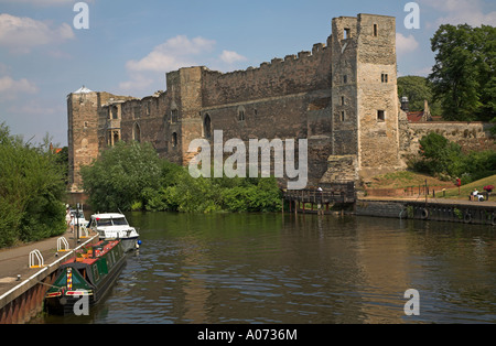 Newark Castle sul fiume Trent, Nottinghamshire, Inghilterra Foto Stock