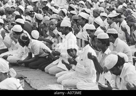 Id preghiere di massa ad Azad Maidan Bombay Mumbai India Foto Stock