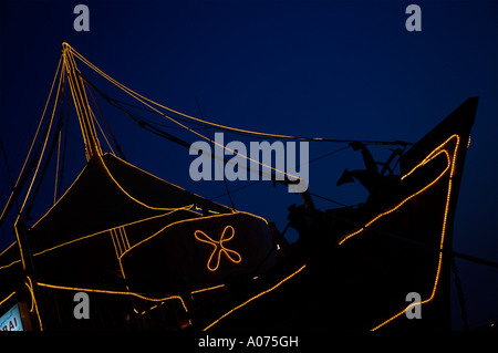 Lampadina accesa dhow Arabo al crepuscolo in attesa per i turisti lungo il Deira Creek Foto Stock