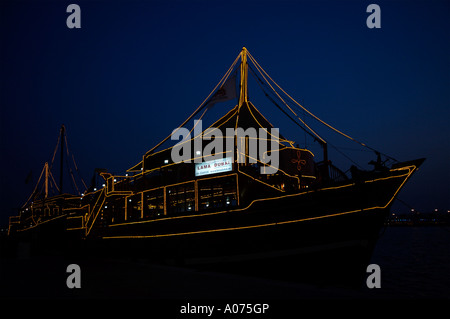 Lampadina accesa dhow Arabo al crepuscolo in attesa per i turisti lungo il Deira Creek Foto Stock